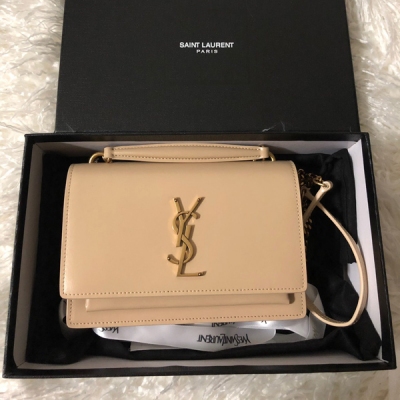 YSL Yves Saint laurent聖羅蘭 New 歷經2個多月.定制五金、皮料，研發生產.每個細節都嚴謹把關. 現貨出來也是很滿意.很百搭的款.可以入手喲。SUNSET 牙籤紋鏈條包搭配內裡平面皮.手提斜掛兩用