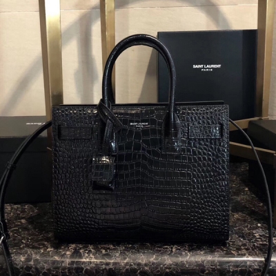 YSL Yves Saint laurent聖羅蘭 SAC DE JOUR 最新鱷魚紋 搭配 內裡進口平面皮 這個經典款式是sl的靈魂設計 換湯不換藥 各種皮料切換每次都是新的一種感覺. 推薦購入 這種經典款一定要買品質