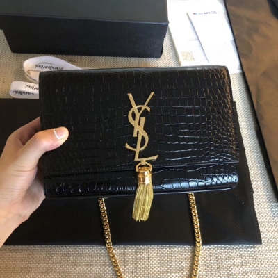 YSL Yves Saint laurent聖羅蘭 New 最新做法 型號：474366 kate 小號 閃亮鱷魚紋流蘇鏈條包.搭配內裡鹿皮.很美.很精緻.夏天小包不可少哦！尺寸 20*12.5*5cm