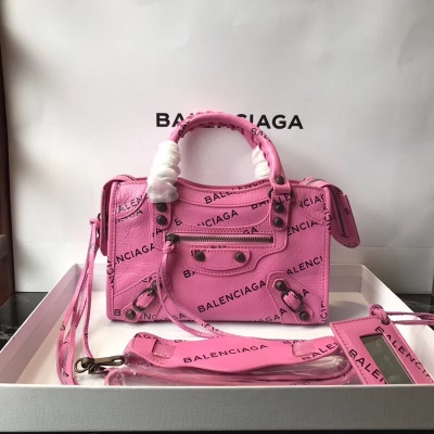 【Balenciaga巴黎世家最新品】24cm迷你版 全網最新最潮爆款獨家現貨實拍 一看就愛不釋手的萌寵毒物 黑色斜印小logo，義大利進口爆裂羊皮皮感忒好 斜挎手提都是那麼可愛討人喜歡 編碼 292S