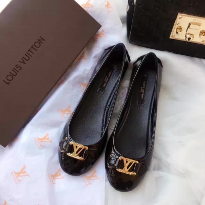 LouisVuitton 路易威登 6入色 豆豆單鞋 360度旋轉 柔軟 舒服。細膩羊皮上腳超級舒適。大底原版LOGO字樣 ，原版五金配件。