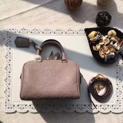 Louis Vuitton／M42396淺灰色／【海外原單】最新款小號枕頭包獨特的造型與皮革手柄。此款手袋在全球範圍擁有大批忠實擁簇。