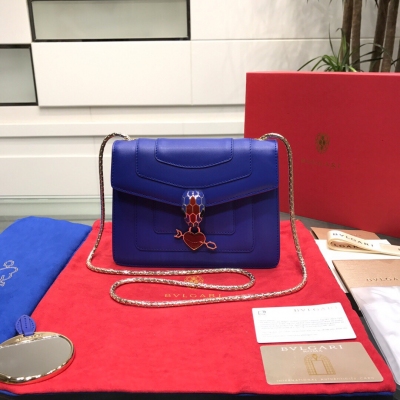 BVLGARI寶格麗 2019情人節 Serpenti Forever系列光滑小牛皮製成 飾以撞色邊角 重新演繹了Electro Love (電之愛） 聖瓦倫丁膠囊系列迷人風格 彩繪琺瑯打造的經典蛇頭扣 搭配愛神之箭吊飾