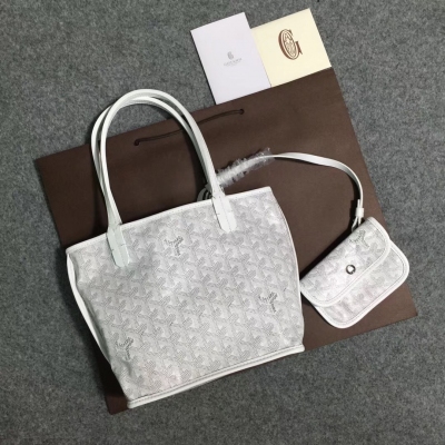 GOYARD（戈雅）成立於1853年，已超過150年的歷史，面料以麻，棉及大麻纖維混合織成後再塗上光面的樹膠醛醣，防水，結實，耐用，備受明星，王室，貴族的熱捧 迷你新款購物袋出貨嘍，現貨有做11個顏色，正品購入打造，絕對