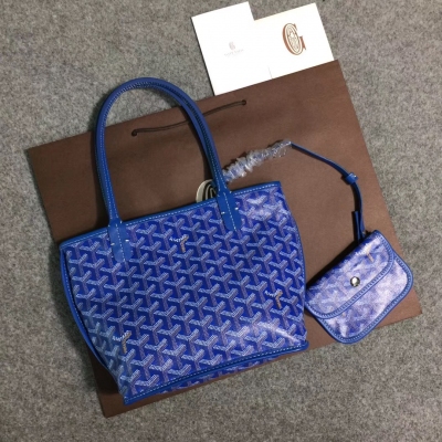 GOYARD（戈雅）成立於1853年，已超過150年的歷史，面料以麻，棉及大麻纖維混合織成後再塗上光面的樹膠醛醣，防水，結實，耐用，備受明星，王室，貴族的熱捧 迷你新款購物袋出貨嘍，現貨有做11個顏色，正品購入打造，絕對