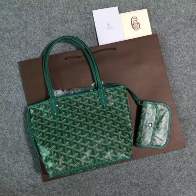 GOYARD（戈雅）成立於1853年，已超過150年的歷史，面料以麻，棉及大麻纖維混合織成後再塗上光面的樹膠醛醣，防水，結實，耐用，備受明星，王室，貴族的熱捧 迷你新款購物袋出貨嘍，現貨有做11個顏色，正品購入打造，絕對