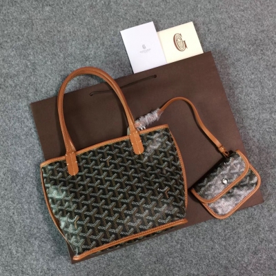 GOYARD（戈雅）成立於1853年，已超過150年的歷史，面料以麻，棉及大麻纖維混合織成後再塗上光面的樹膠醛醣，防水，結實，耐用，備受明星，王室，貴族的熱捧 迷你新款購物袋出貨嘍，現貨有做11個顏色，正品購入打造，絕對