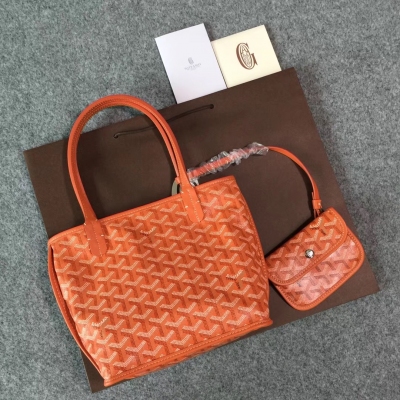 GOYARD（戈雅）成立於1853年，已超過150年的歷史，面料以麻，棉及大麻纖維混合織成後再塗上光面的樹膠醛醣，防水，結實，耐用，備受明星，王室，貴族的熱捧 迷你新款購物袋出貨嘍，現貨有做11個顏色，正品購入打造，絕對