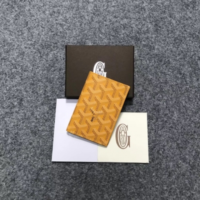 Goyard（戈雅）成立於1853年，已超過150年的歷史，面料以麻，棉及大麻纖維混合織成後再塗上光面的樹膠醛醣，防水，結實，耐用，備受明星，王室，貴族的熱捧 新款兩折卡包又是一個小錢包來的特別實用11個顏色都岀齊了