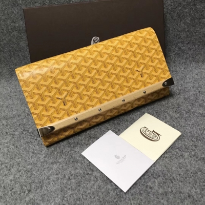 Goyard（戈雅）成立於1853年，已超過150年的歷史，面料以麻，棉及大麻纖維混合織成後再塗上光面的樹膠醛醣 新款MOnte-Carlo手拿包出貨嘍，點晴木制裝飾和始終如一翻蓋款，翻蓋上的櫸木條和柳釘裝飾更巨有獨特性