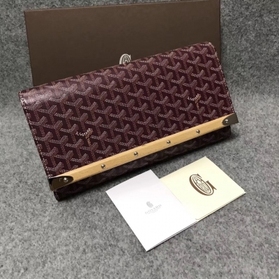 Goyard（戈雅）成立於1853年，已超過150年的歷史，面料以麻，棉及大麻纖維混合織成後再塗上光面的樹膠醛醣 新款MOnte-Carlo手拿包出貨嘍，點晴木制裝飾和始終如一翻蓋款，翻蓋上的櫸木條和柳釘裝飾更巨有獨特性