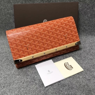 Goyard（戈雅）成立於1853年，已超過150年的歷史，面料以麻，棉及大麻纖維混合織成後再塗上光面的樹膠醛醣 新款MOnte-Carlo手拿包出貨嘍，點晴木制裝飾和始終如一翻蓋款，翻蓋上的櫸木條和柳釘裝飾更巨有獨特性