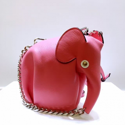 Loewe elephant 新款大象包添加了金屬眼睛，尾巴，長鏈，整個包顯得Q更上檔次 12-8-15com