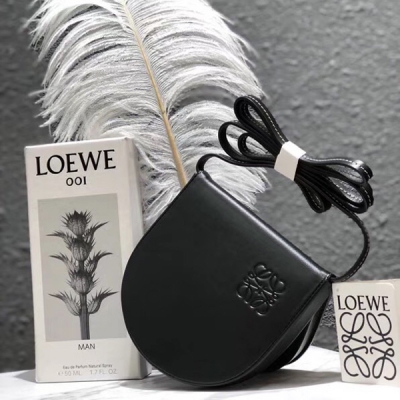 Loewe羅意威 年度街拍神器 小不點兒裝 下的不僅僅是你的vip卡，還裝載著你緊跟時尚的潮流品味，更裝載著你對這個美麗世界的自信與安全感 尺寸:12*12*2cm,內置一個小口袋，三卡位， 放零錢，銀行卡，vip卡，公