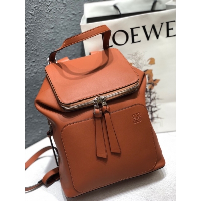 LOEWE羅意威 市場獨家 皇族家 實拍 專櫃最新斬男色:焦糖色 Goya 迷你背包 尺寸：24.5*28.5*11cm,自重非常輕，是完美的日常輕鬆通勤款。現代化設計，袋口可打開，收起的兩用雙重功能，打開後大大增加使用