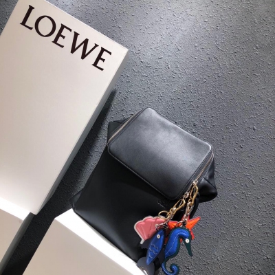 LOEWE羅意威 黃子韜同款雙肩包 背著特別有型（專櫃最新版本，與舊版做法不同，新版拉頭有了皮結，側圍有拉鏈袋，後幅是上下兩塊皮拼接的），義大利 原裝進口皮，皮質摸上去特別順滑柔軟，手感超級無敵好 尺寸：37×41×15