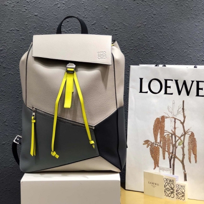 LOEWE羅意威 Puzzle Backpack 超大容量，立方體造型獨特創新，精確剪裁營造出體積感！柔軟粒面小牛皮，前幅一個小拉鏈口袋，側面一個小插袋可放隨身物品，非常方便使用 尺寸：33-44.5-19 型號:061