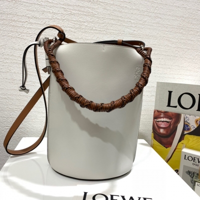 LOEWE羅意威 gate bucket bag水桶包出貨，選用進口小牛皮製成，搭配撞色竹節設計的皮繩手拎肩帶和可調節長短長肩帶，包身自重輕，容量大，時尚、百搭。款號88855，尺寸28*19*14（盒子 禮品袋）