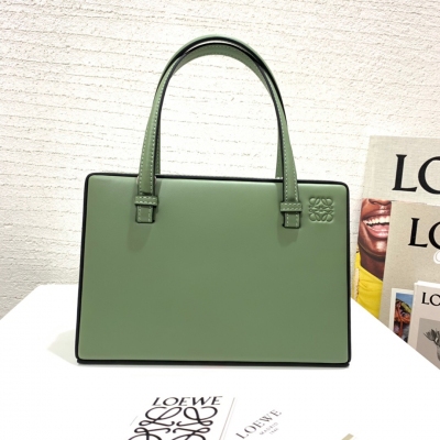 LOEWE羅意威 Postal small bag大號出貨，選用柔軟天然小牛皮製作，其明信片的外形設計，淋漓盡致的詮釋著“postal手袋”清脆俐落的優雅。大款號88916 尺寸22.5*10*15（盒子 禮品袋）