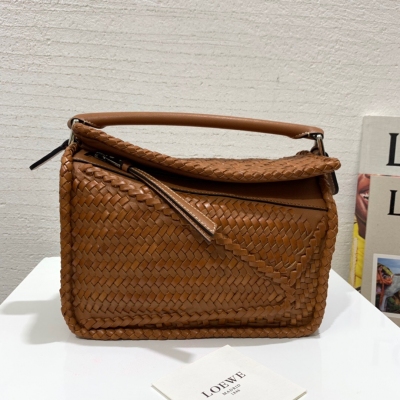 LOEWE羅意威 Puzzle woven small bag經典款編織包出貨，選用經典小牛皮搭配油蠟小牛皮，全手工製作，工藝繁瑣、耗時長，其精湛的工藝讓人愛不釋手。款號88877，尺寸24*16.5*10（盒子 禮品袋