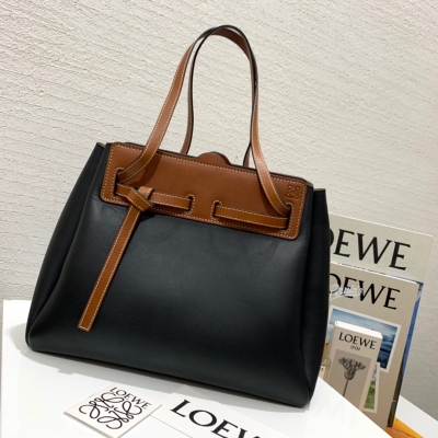 LOEWE羅意威 Lazo shopper系列出貨，選用質感柔軟小牛皮製成，磨砂襯裡，內有小牛皮扁平袋，飾有皮帶結小牛皮帶子收縮袋口，內有容量大，其婀娜的包身和弧形風琴側邊造型設計，時尚、優雅，受到網紅及明星追捧。款號8