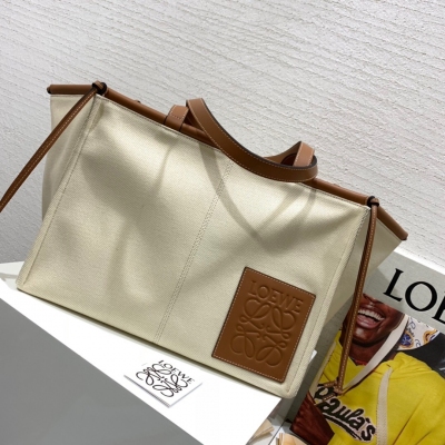 LOEWE羅意威 lbiza限量系列cushion tote bag出貨，選用進口帆布搭配經典小牛皮，容量大及輕便，款式百搭，不僅適合上班，也適合度假。大款號88876，尺寸38*28.5*29 # lbiza限量系列c