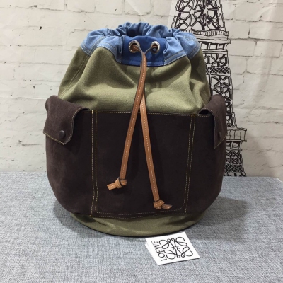 LOEWE羅意威 Reverslble backpack系列軍旅風單寧雙面背包出貨，選用柔軟的棉質帆布及洗水牛仔布搭配磨砂皮及小牛皮，其水桶型設計及袋口皮帶收縮，可兩面用，精巧又輕盈。款號88769 尺寸43*29