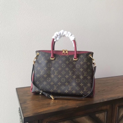 LV海外原單 Louis Vuitton Pallas手袋到貨啦 官方貨號:M41175 尺寸：34x 13x 5cm Pallas 手袋絕不只是一款漂亮時尚的手袋。 這款迷人的手袋融合運用了 Monogram天然牛皮飾