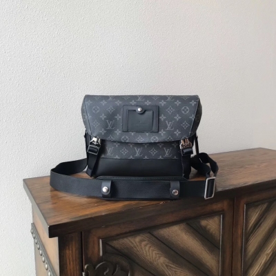 LV路易威登複刻版 VOYAGER Louis Vuitton 小號郵差包M40511以經典學院風格為設計靈感，此款Messenger PM Voyager小號郵差包採用柔軟的Monogram Eclipse帆布材質，提