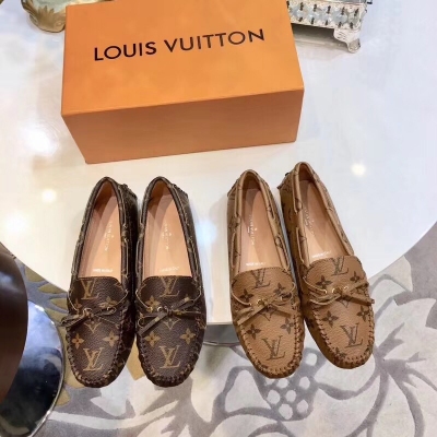 LV 路易威登2018新配色豆豆鞋 Louis Vuitton 專櫃新款平底單鞋豆豆鞋 官網同步 人體學設計，穿上超修腳型·超舒適，各大明星、名媛、網紅…人人想擁有！鞋面：紐西蘭進口牛皮，內裡羊皮，搭配品牌經典的馬銜扣