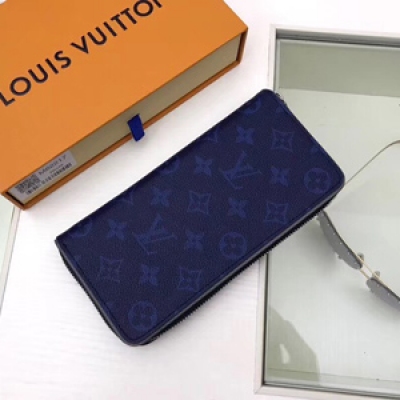 LV新品！【Louis Vuitton 頂級原單】路易威登M62217拉鍊包 這個口袋組織者是體育風格的一部分, 由金鐘斯在春季-夏季2018遊行揭幕。它混合了象徵性的會標畫布和動態細節的 戶外 的靈感。尺寸:19.0x