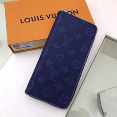 LV新品！【Louis Vuitton 頂級原單】路易威登M62216西裝夾 這個口袋組織者是體育風格的一部分, 由金鐘斯在春季-夏季2018遊行揭幕。它混合了象徵性的會標畫布和動態細節的 戶外 的靈感。尺寸:19.0x