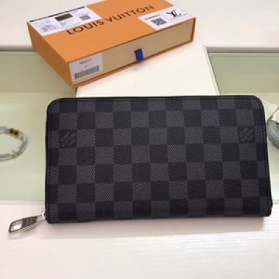 【Louis Vuitton 頂級原單】LV N63077黑格 路易威登此款由全新帆布裁制而成，此款風格硬朗、極為實用的Zippy大號錢夾在容量上足可與小包袋相媲美。配有智慧手機專用口袋，另可容納鑰匙、護照、信用卡與現金