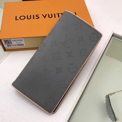 Louis Vuitton新品！ 【LV頂級原單】M63256西裝夾 此款以路易威登2018-19秋冬時裝秀中的太空主題為設計靈感之源。由時裝秀中的關鍵面料 Monogram Titanium灰色帆布——裁制而成，Bra