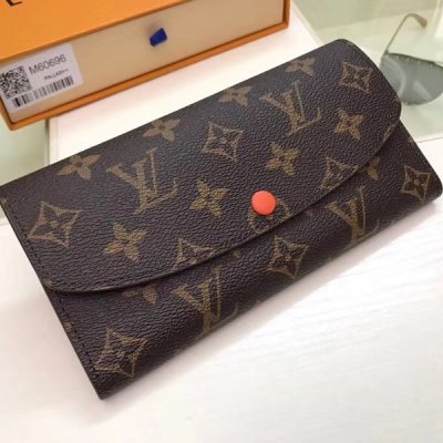 【LV頂級原單】Louis Vuitton M60696橘色 功能實用且設計華美的 路易威登Emilie 錢夾採用柔軟的 Monogram 帆布製成，襯以顏色鮮豔的內襯，氣質極為優雅。 多袋式設計和引人注目的造型賦予其無