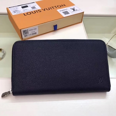 【LV頂級原單】Louis Vuitton M30169  路易威登拉鍊錢夾，方便而可靠。滿足商務男士對於多功能設計的追求。可輕鬆放入支票簿、機票、檔與鋼筆，同時保持優雅外觀。標誌性Taiga皮革面料，內襯處飾有醒目的夏