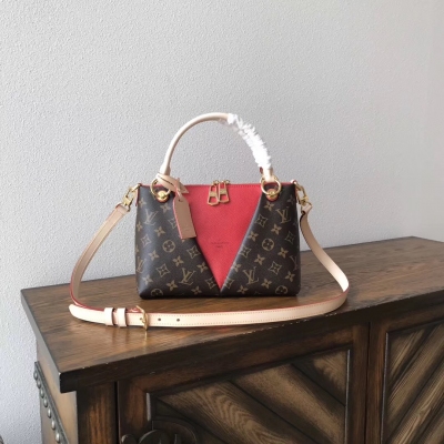 LV路易威登複刻版 新品 Louis Vuitton TOTE BB M43966 粉色 設計靈感來自Vuitton的＂V＂字，這款V Tote選用Monogram帆布製作，綴以粒面皮革大型三角鑲片、金色金屬件和皮革行李