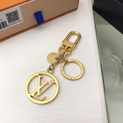 【LV路易威登頂級原單】M68000鑰匙扣 Louis Vuitton Circle鑰匙扣既鮮豔亮麗又極具功能性，是一件必備包飾。 LV Circle系列將經典的LV首字母賦予變化。 是饋贈禮品時的理想選擇。 包裝:配包