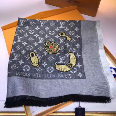 LV路易威登圍巾 最新刺繡系列新款 Louis Vuitton 今年在經典款上的新設計可謂非常有驚喜。耐看的老花遇上布貼刺繡，有了更多創新的美感 實物手感感特別好 非常日常實用色！！！一上身就瘋狂喜歡 簡約而百搭 精工