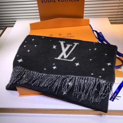 LV路易威登圍巾 專櫃當季排長隊預定的牛貨！Louis Vuitton 起了一個巨好聽的名字：“璀璨星空LV”本年度最好看最流弊的羊絨披肩沒有之一什麼事兒了 可以說我的管道驢的QC真心是牛逼到爆了！這種第一批去法國的訂