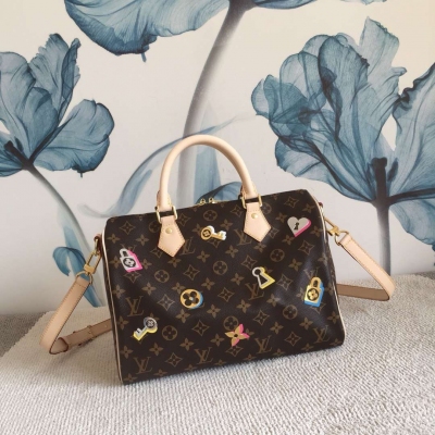 LV路易威登 SPEEDY 30 手袋M44365在2019春季系列中 Louis Vuitton Monogram帆布版Speedy Bandoulière手袋以Love Locks圖案裝飾為特色 富有浪漫氣息 繽紛的