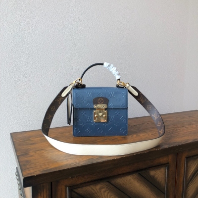 LV路易威登 複刻版 新品～M90376 Louis Vuitton 此款Spring Street手袋採用Monogram Vernis漆面牛皮，風格百搭。以原女裝藝術總監Marc Jacobs於1999年推出的設計為