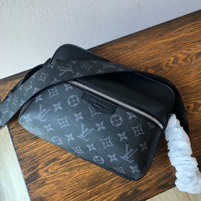 LV路易威登 複刻版 M30243白OUTDOOR LOUIS VUITTON 郵差包路易威登以 Ta?ga 皮革與 Monogram 帆布的交融迎接 2019 年春夏，為 Outdoor 信使包的大膽設計塗抹和諧色彩。