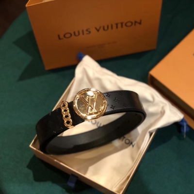 LV路易威登皮帶 M0112U CIRCLE 35 毫米腰帶 LOUIS VUITTON 此款35毫米的 LCircle 腰帶採用細膩的小牛皮和壓紋 Monogram 圖案，與飾有品牌標識的搭扣相得益彰。別致的鏈環設計