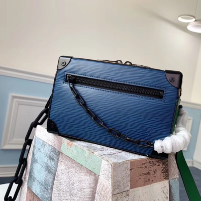 LV路易威登 頂級原單 M44480水波紋配色 2019 LOUIS VUITTON 最新款Monogram印花搭配對比色樹脂鏈帶 造型精緻 此款富有魅力的手袋 棱角分明而具優雅內涵 水波紋拼色彩鏈子盒子 展現出對制箱傳