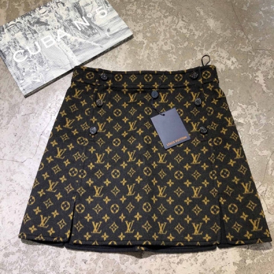 LV路易威登 19早春新品與時尚編輯全身印花系列尼半裙 LOUIS VUITTON 全身印滿品牌標誌logo 原版一比一定制 全身定位印花 超級費料子的一款哦 上身舒適輕薄 基礎版型無論是日常通勤還是姐妹聚會出街都是必