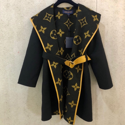 LV路易威登新版 原版實拍 LOUIS VUITTON 秋冬 新款經典Logo開衫 V領內裡印滿logo ！睡袍式灰常寬鬆慵懶！佩帶腰帶讓懶散顯的更有設計感，深藍更凸顯秋冬韻味 設計減齡顯瘦！一款秋冬百搭神器！經典不過