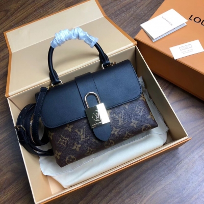 LOUIS VUITTON 海外原單 正品對版 LOCKY BB 手袋 M44321蘭色 這款小巧而有型的Locky BB手袋採用Monogram帆布和牛皮材質，配有醒目的大尺寸金色掛鎖鎖扣，兼具精緻內涵與時尚個性。