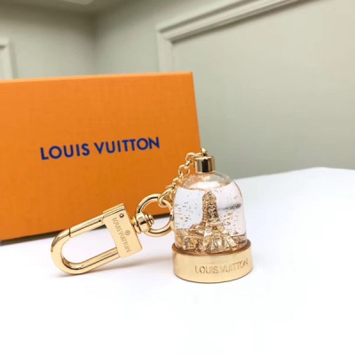 LV LOUIS VUITTON路易威登 頂級原單 M69013XMAS SURPRISE 包飾與鑰匙扣 彌漫雪中的埃菲爾鐵塔在光影中定格，四周環繞著路易威登手袋，這一幕濃縮為袖珍雕塑，呈現為 Xmas Surprise