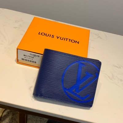 LV LOUIS VUITTON路易威登 M67908 藍色！短夾！MULTIPLE 錢夾 2020 秋季款 Multiple 錢夾取材柔軟 Epi 牛皮，LV 字母浸染鮮明撞色。小巧尺寸可輕鬆放入口袋，設計緊湊且功能齊